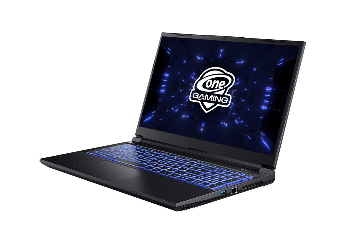 One Commander Gaming Notebook aufgeklappt schräg von vorne mit blau leuchtender Tastatur und blau schwarzem Bild auf weißem Hintergrund