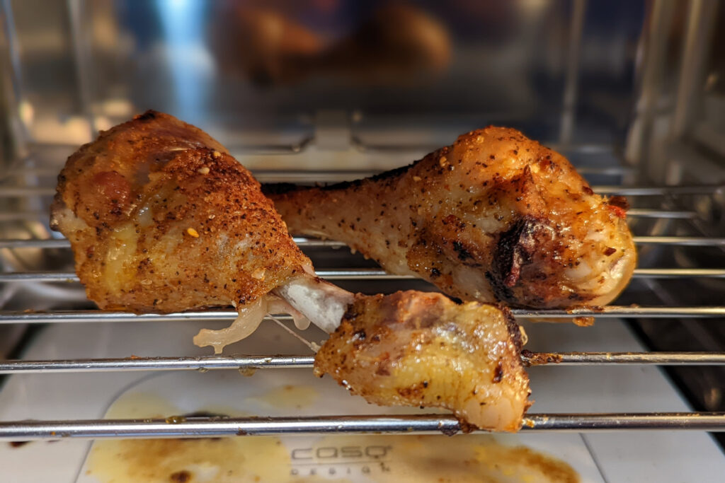 Hähnchenflügel in Mikrowelle tropfen vor Fett