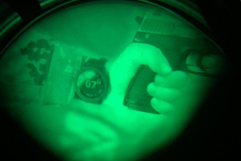 Eine Uhr im Fokus eines Nachtsichtgeräts