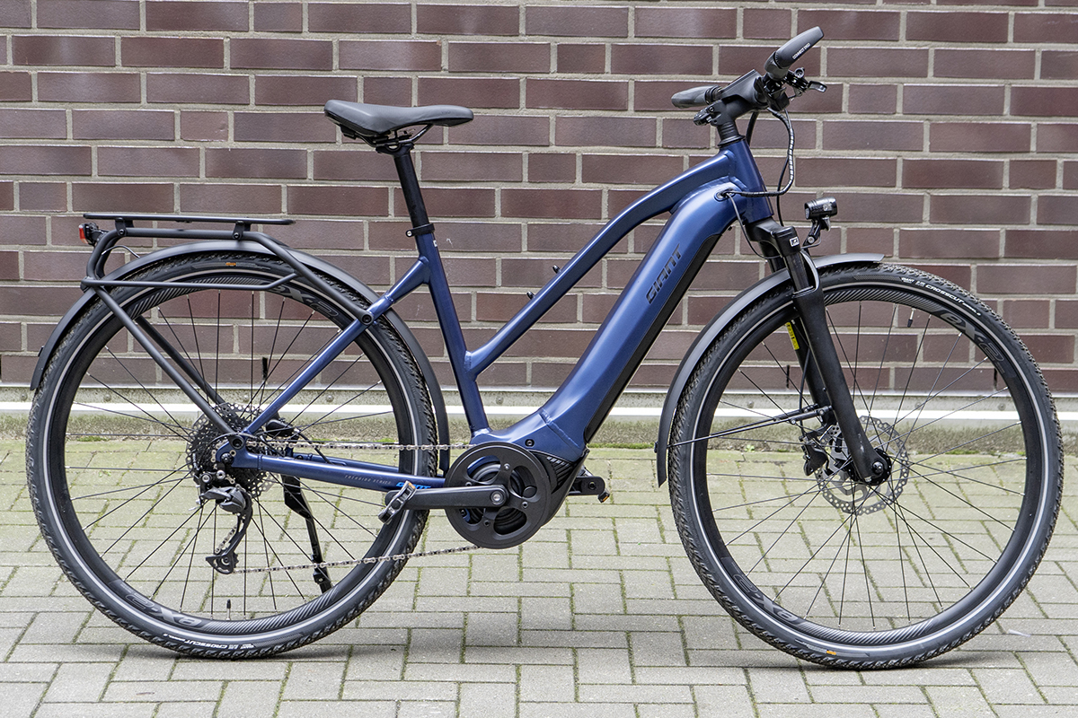 Blaues Trekking-E-Bike von Giant