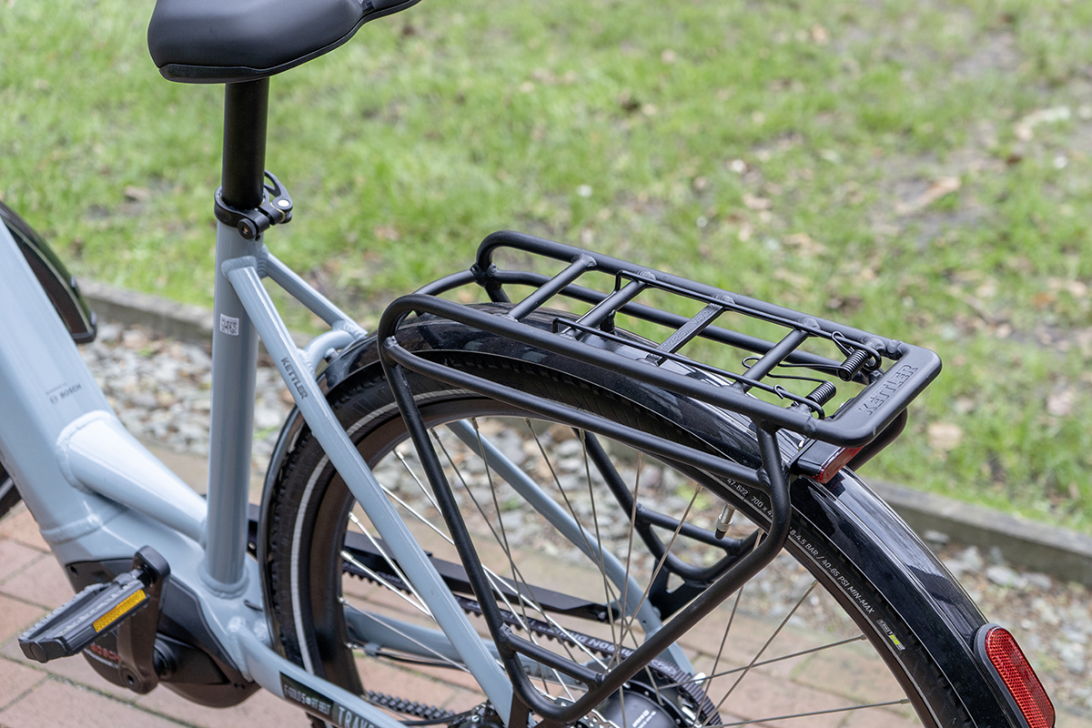 Gepäckträger von grünem E-Bike