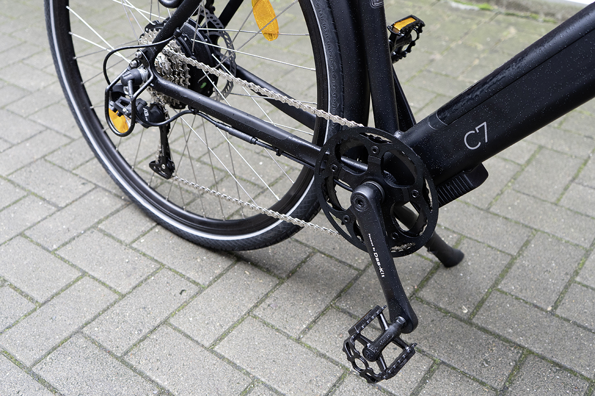 Hinterrad und Antrieb von dunklem Trekking-E-Bike