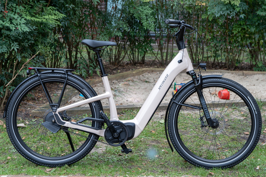 Weißes Trekking-E-Bike von Specialized