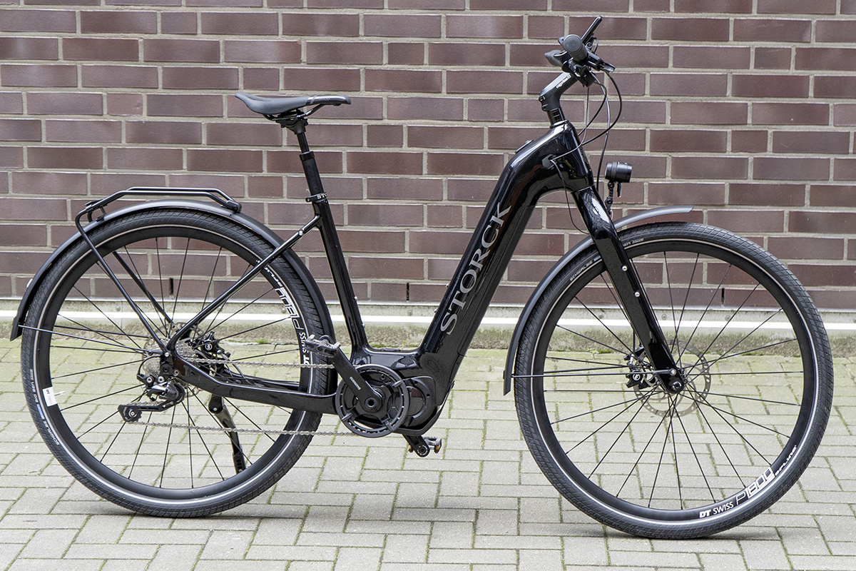 Trekking-E-Bike von Storck in Schwarz an Steinwand