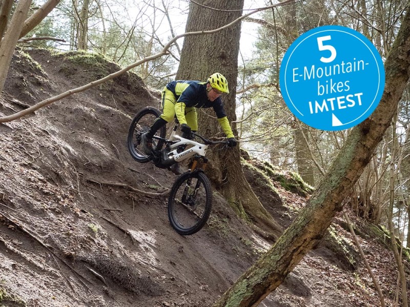 Mountainbiker beim Downhill-Fahren im freien Gelände.