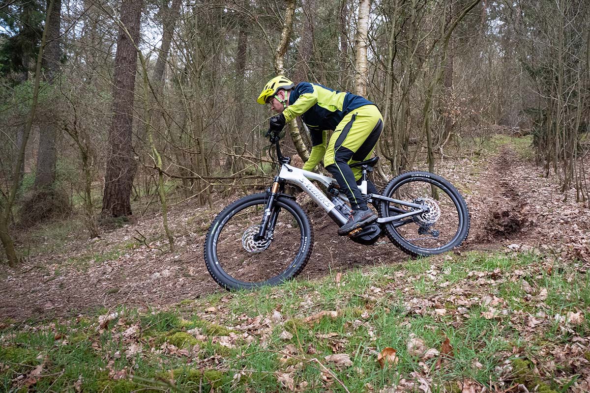 -Mountainbike bei Fahrt im Gelände