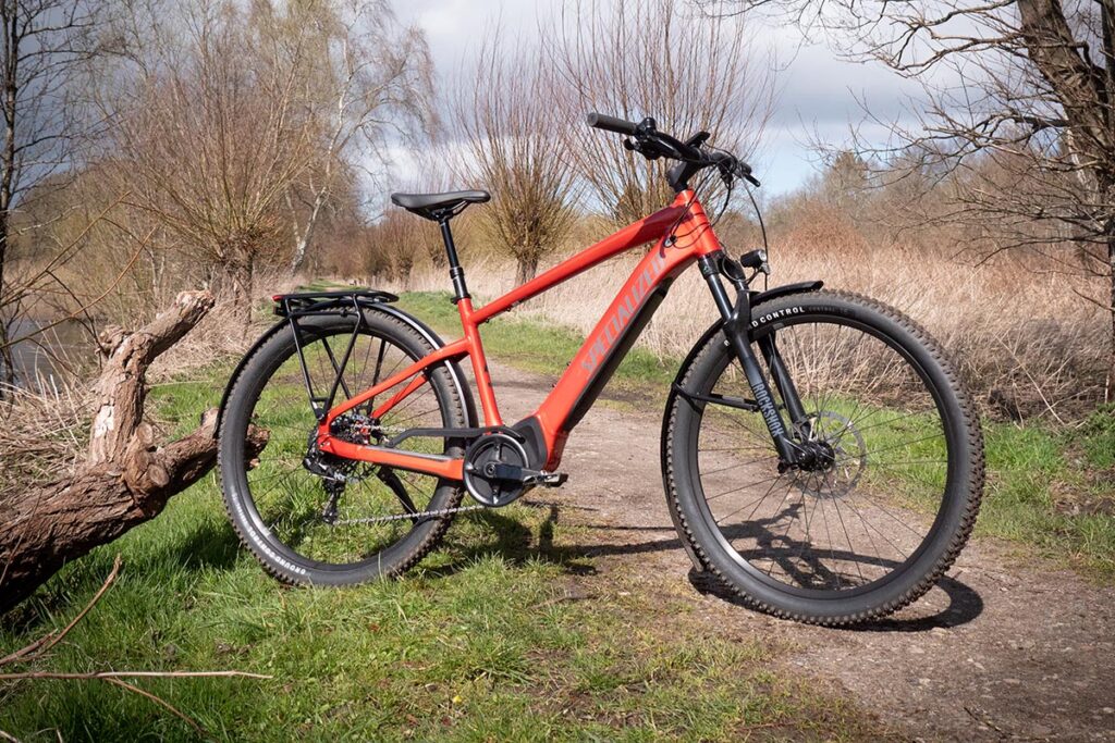 E-Mountainbike steht angelehnt an einen Baum auf einem Feldweg