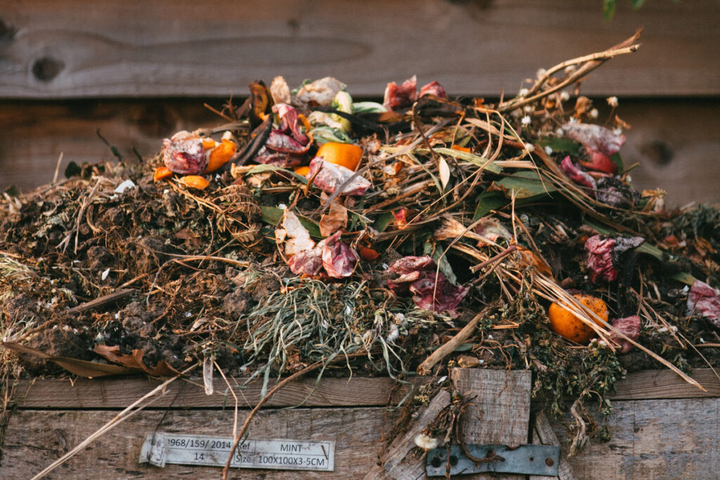 Komposthaufen mit Garten- und Küchenabfällen