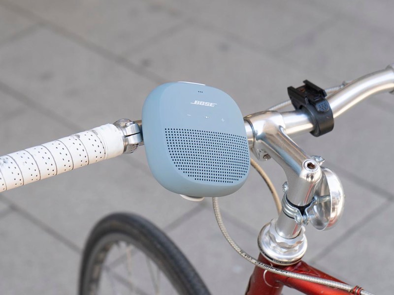 Der Bose SoundLink Micro an einem Fahrradlenker.