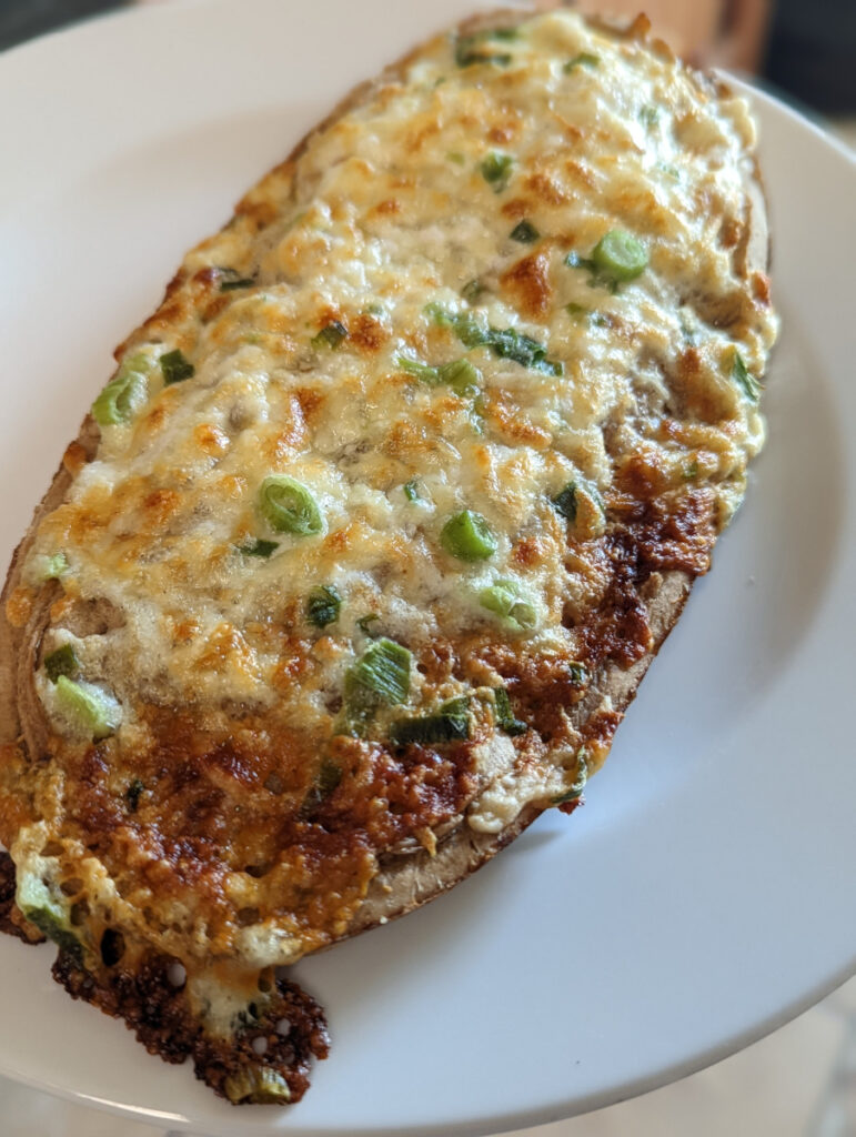 Pizzabrot fertig zubereitet auf weißem Teller