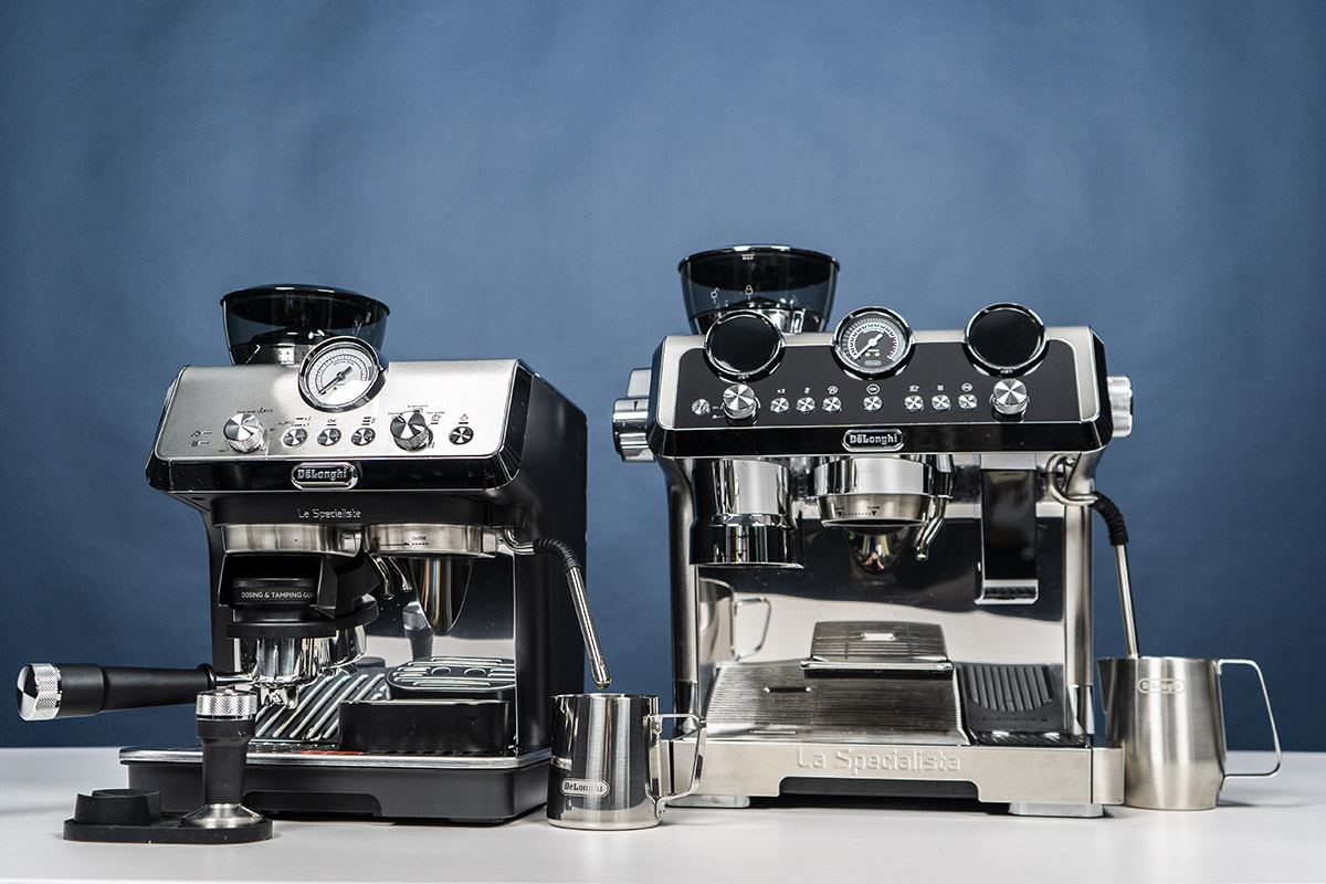 Zwei Siebträger-Espresso-Maschinen