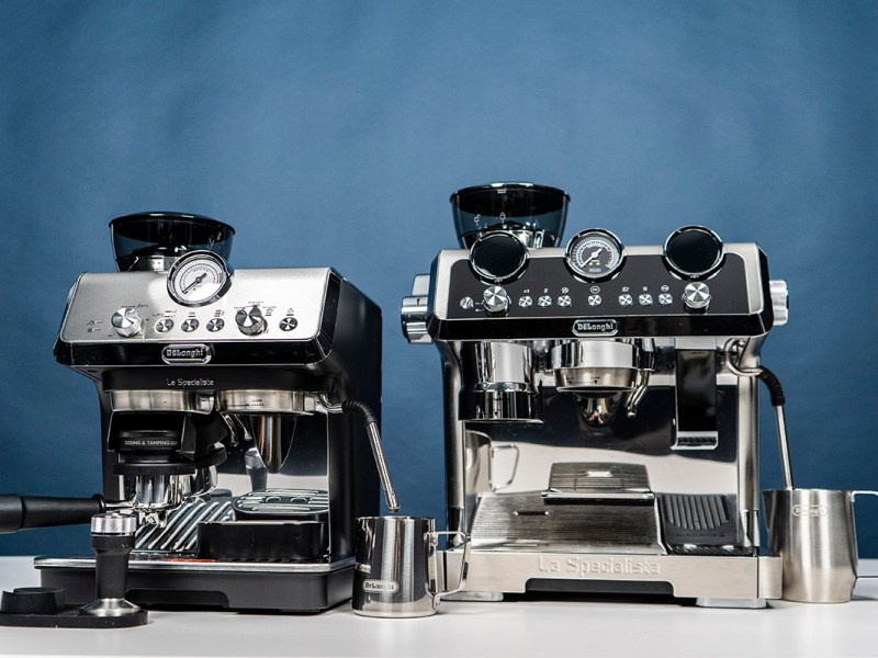 Zwei Siebträger-Espresso-Maschinen