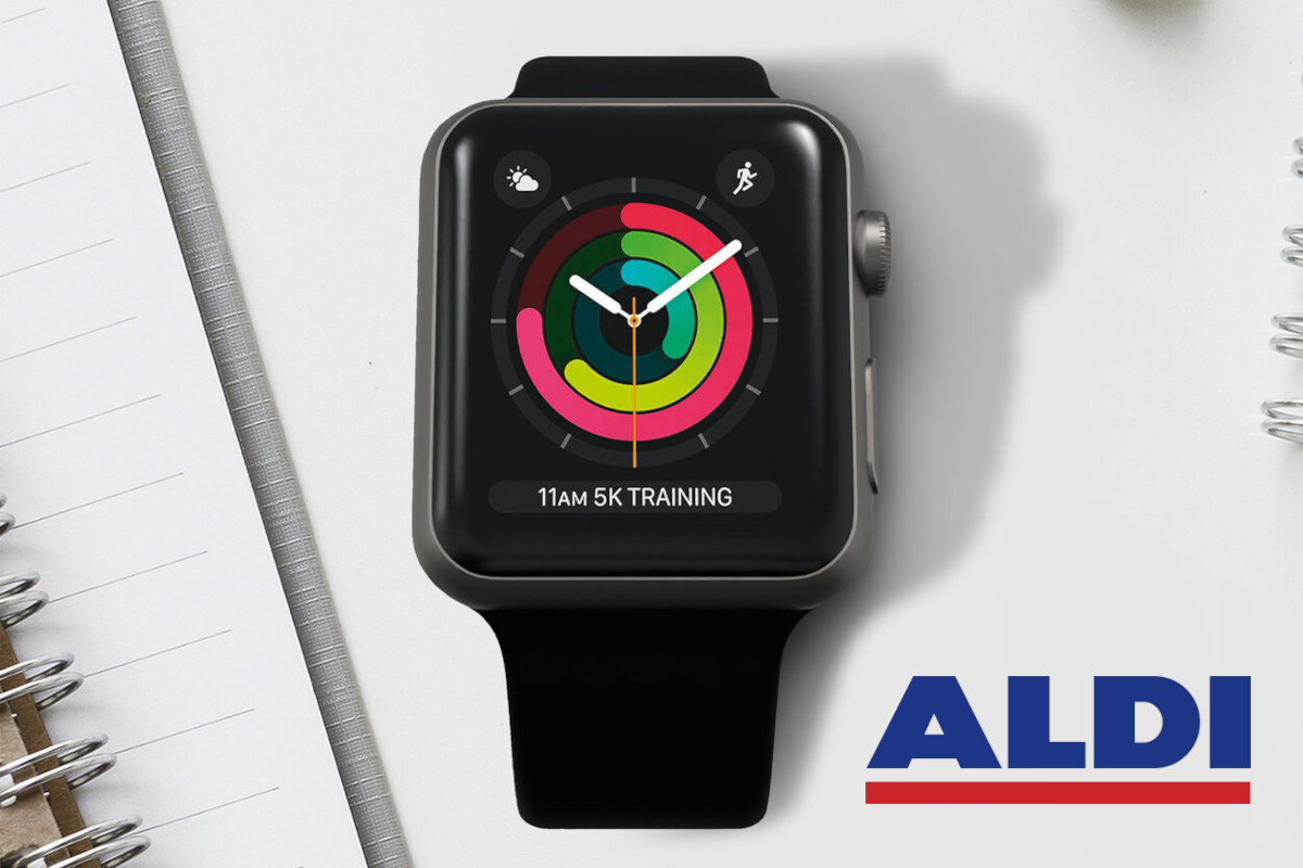 Schwarze Apple Watch Series 3 auf weißem Ringbuch, rechts unten Schriftzug von Aldi