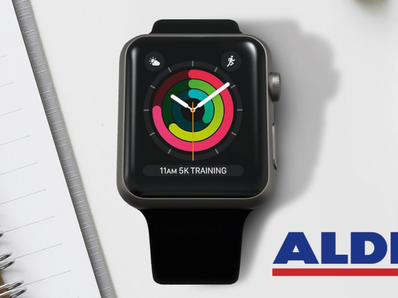 Schwarze Apple Watch Series 3 auf weißem Ringbuch, rechts unten Schriftzug von Aldi
