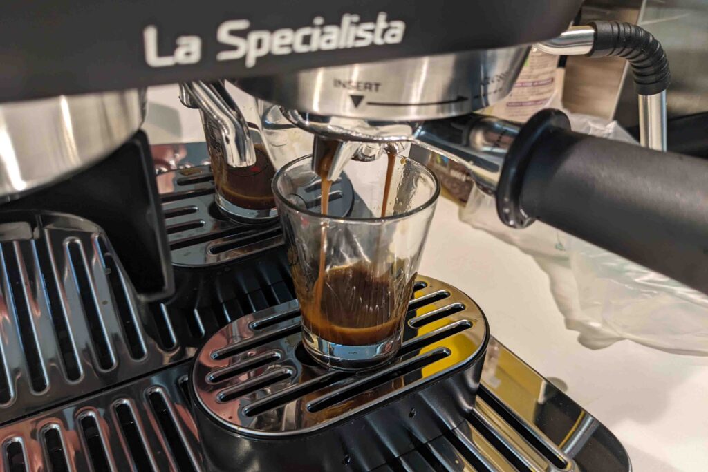 Siebträger-Espressomaschine von De'Longhi mit Kaffeebezug