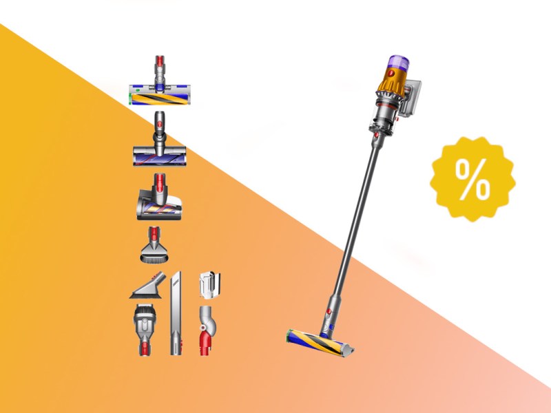 Dyson V12 Absolute schräg von vorne mit aufgereihtem Zubehör auf weißem Hintergrund mit orange rosa Verlauf und gelben Prozentzeichen rechts oben