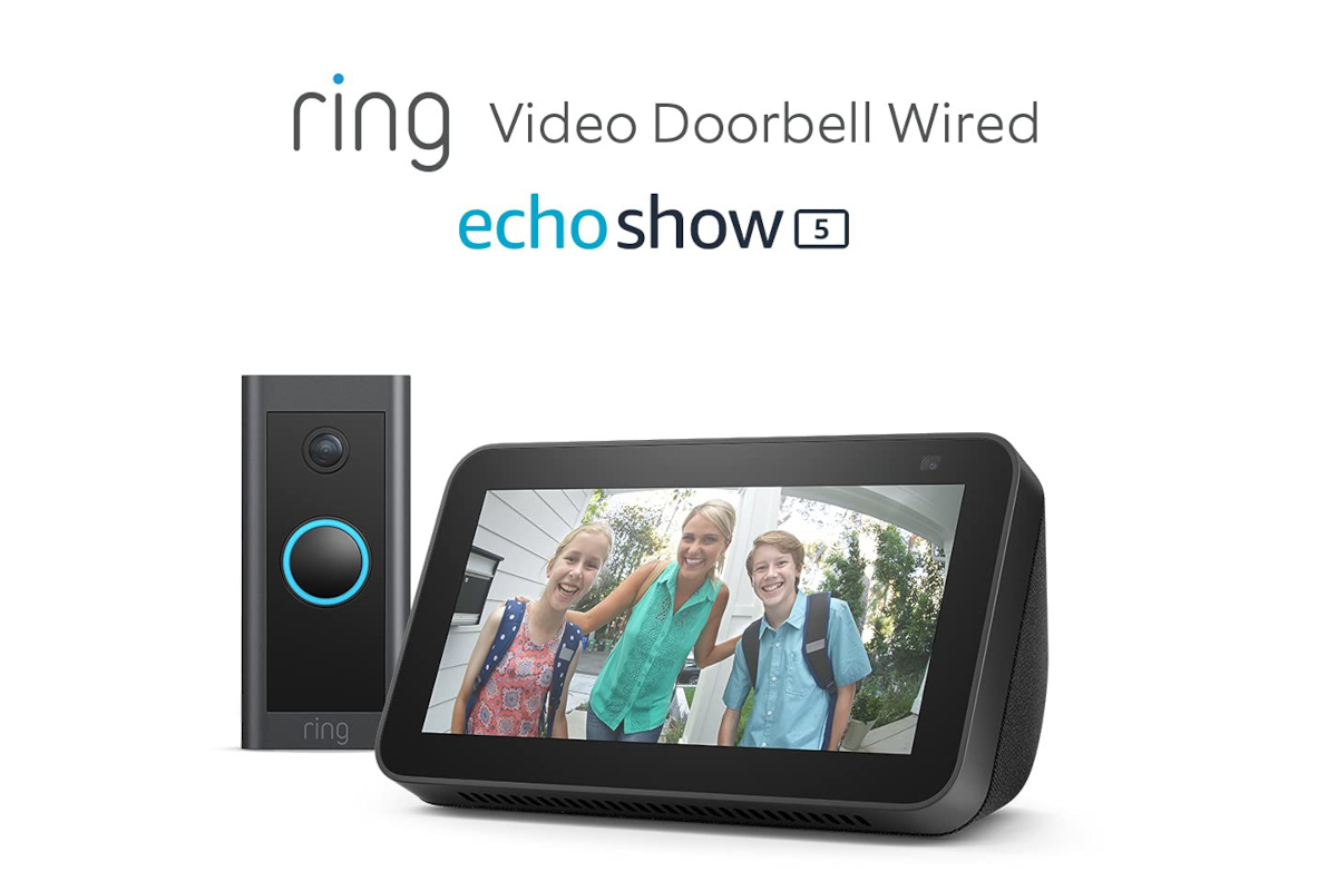 Echos Show 5 in grau schräg von vorne zeigt winkende Familie, daneben eckige Ring Doorbell auf weißem Hintergrund mit Ring und Echo Logo