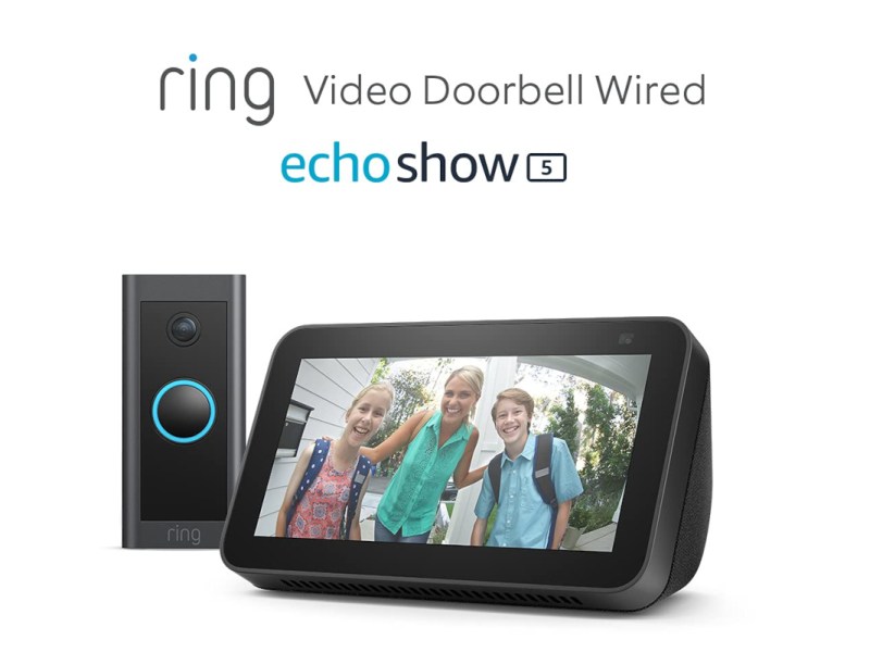 Echos Show 5 in grau schräg von vorne zeigt winkende Familie, daneben eckige Ring Doorbell auf weißem Hintergrund mit Ring und Echo Logo