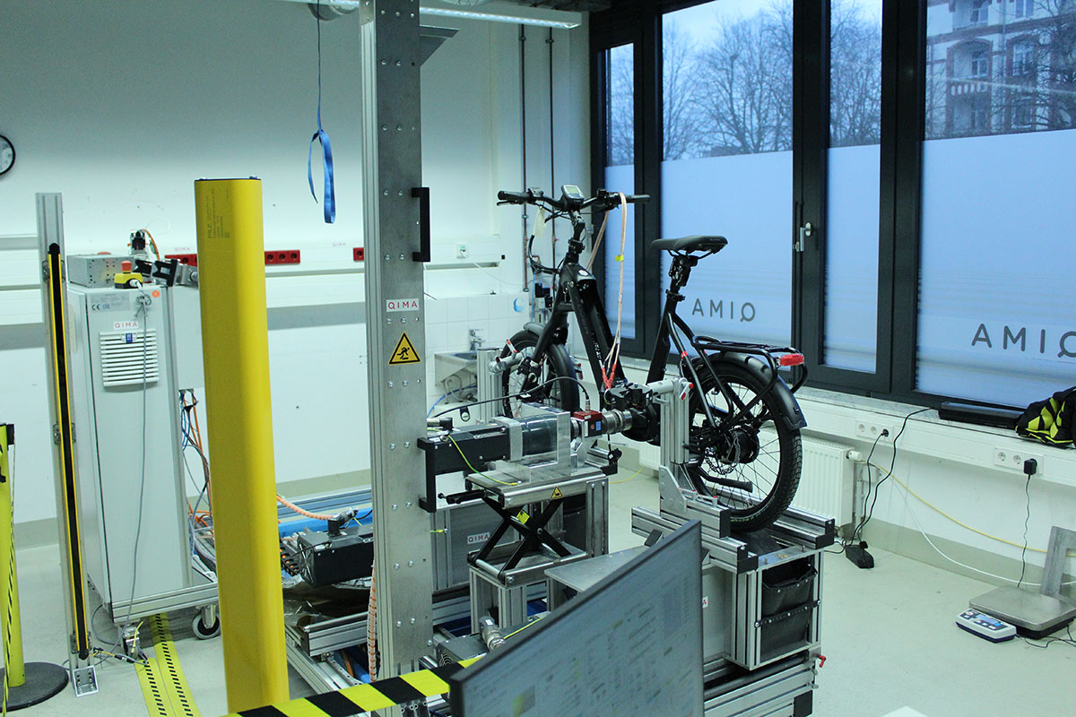E-Bike auf einem Teststand in einem Testlabor. Fotografiert von schräg links.