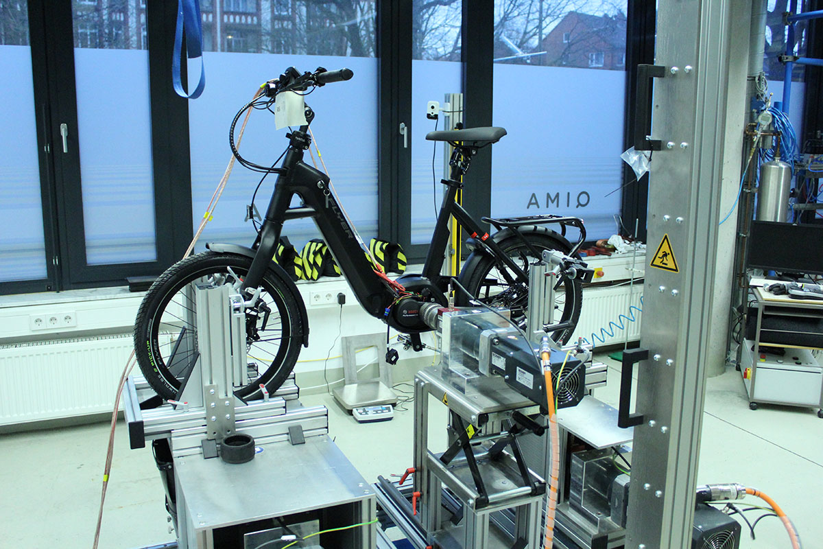 E-Bike auf einem Teststand in einem Testlabor. Fotografiert im Profil.
