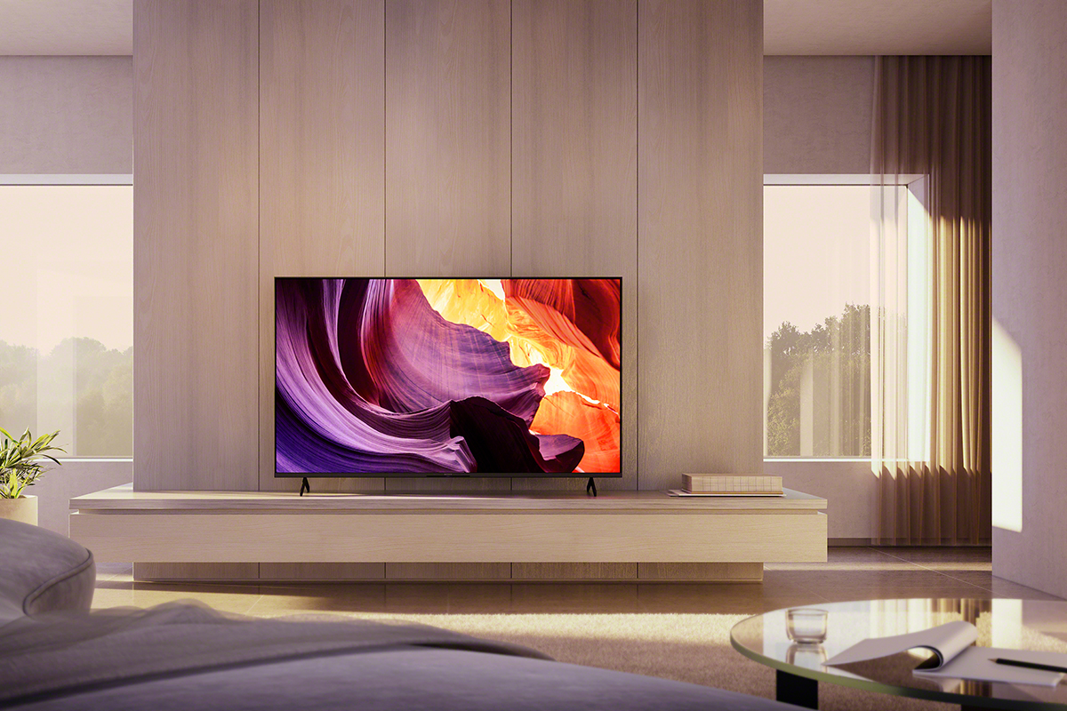 Der 4K-TV Sony Bravia X80K steht vor einer Wand auf einem Fernsehmöbel.