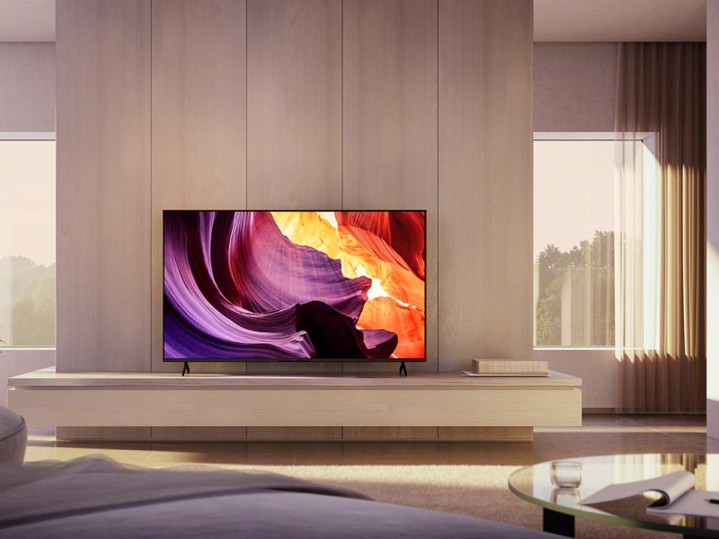 Der 4K-TV Sony Bravia X80K steht vor einer Wand auf einem Fernsehmöbel.