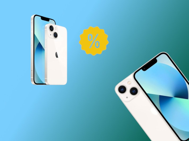 Weißes iPhone 13 Mini von vorne und hinten je zweimal im Bild, links oben klein und rechts unten größer auf blau grünem Hintergrund mit gelben Prozentzeichen oben