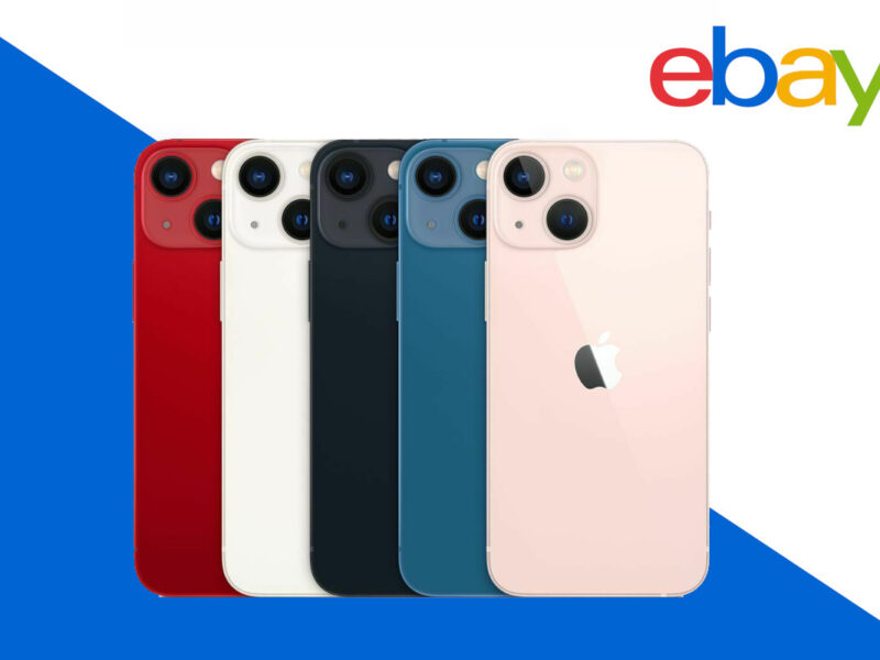 iPhone 13 Mini in verschiedenen Farben mit der Rückseite nach vorne überlappend nebeneinander vor blau weißem Hintergrund mit eBay Logo oben rechts