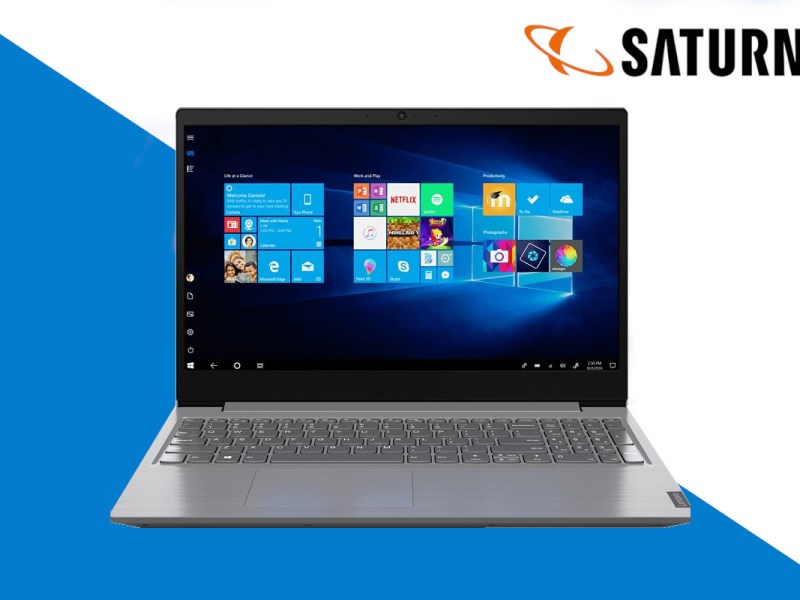 Aufgeklapptes silbernes Lenovo V15 Notebook mit Windows Start-Kacheln auf blau weißem Hintergrund mit Saturn Logo in der rechten oberen Ecke