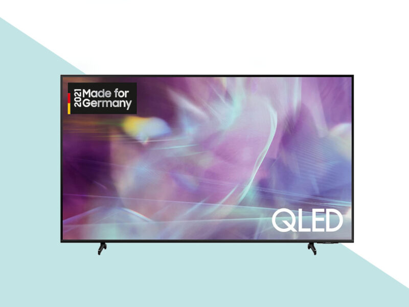 Samsung QLED-TV von vorne zeigt lila türkise Farben vor türkis weißem Hintergrund