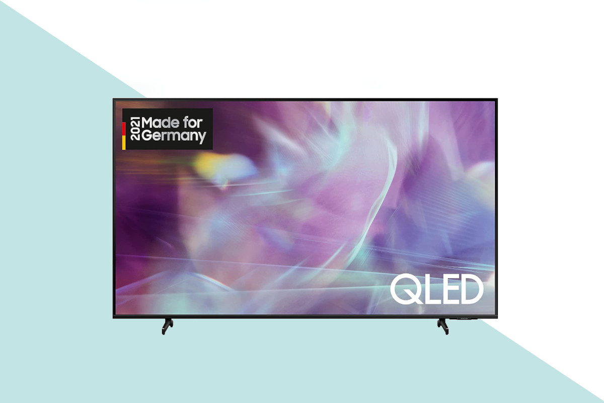 Samsung QLED-TV von vorne zeigt lila türkise Farben vor türkis weißem Hintergrund