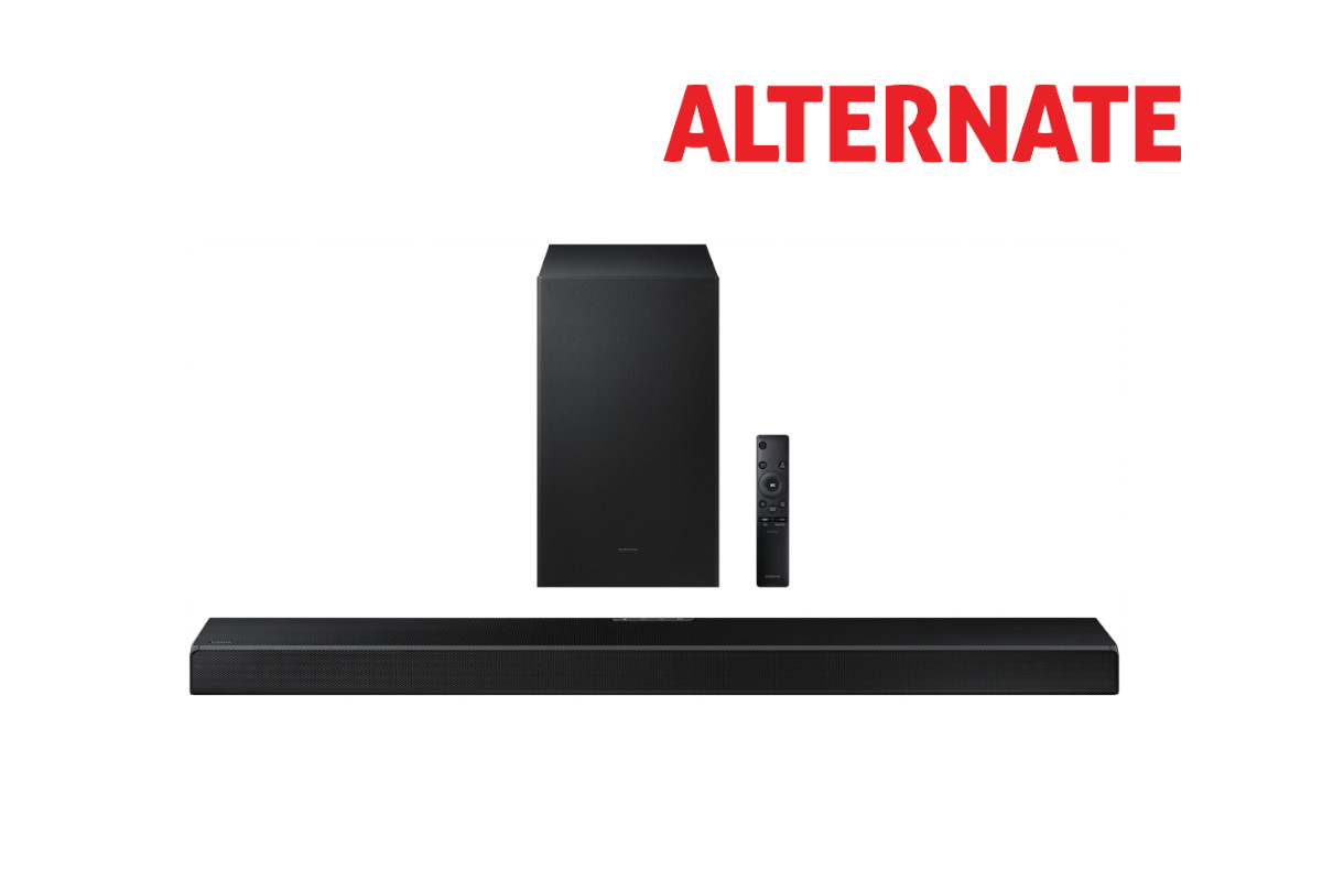 Schwarzer Samsung-Soundbar mit Subwoofer darüber von vorne auf weißem Hintergrund und Alternate Logo rechts oben
