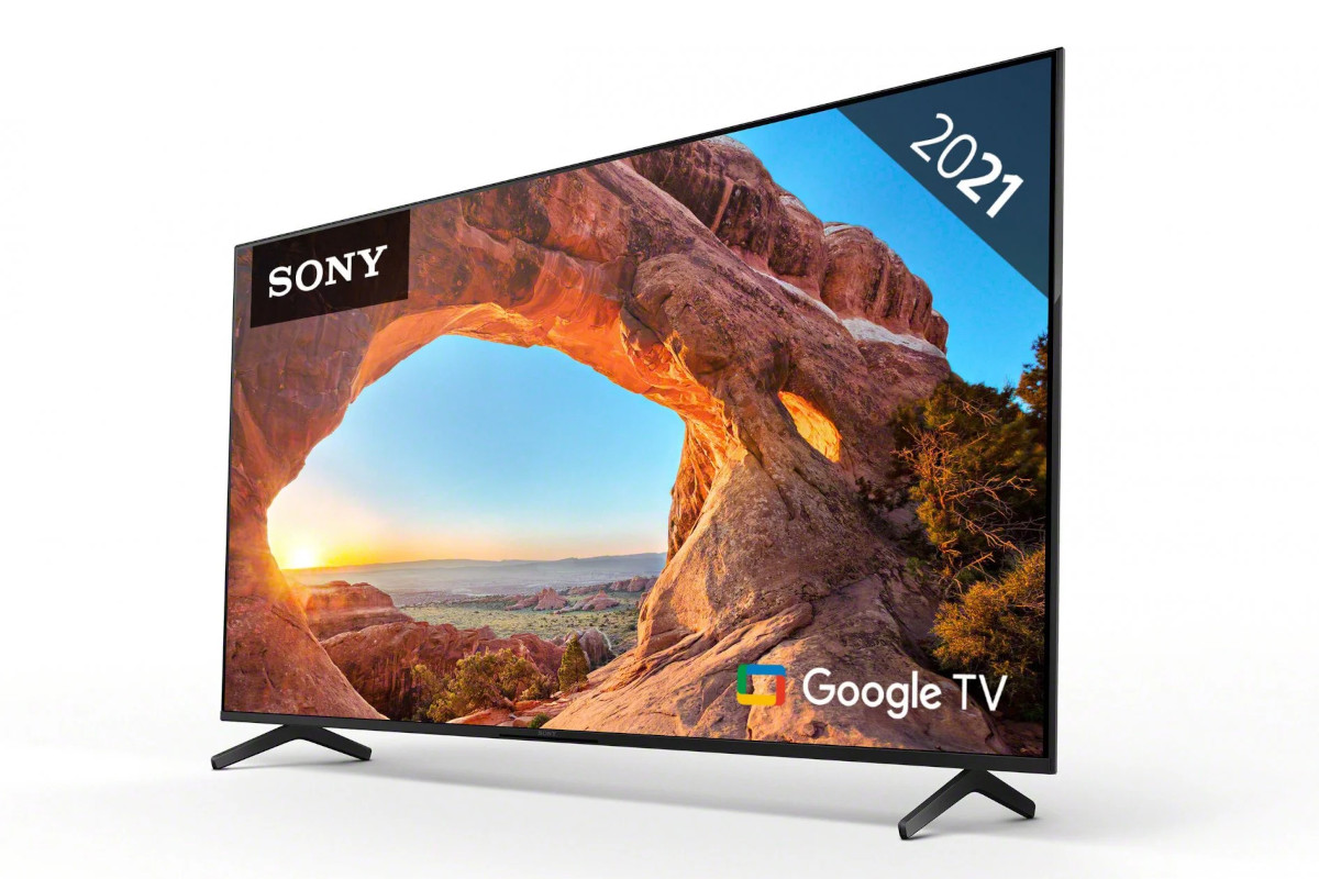 Sony X85J TV schräg von vorne zeigt Steinformation mit blauem Himmel im Hintergrund