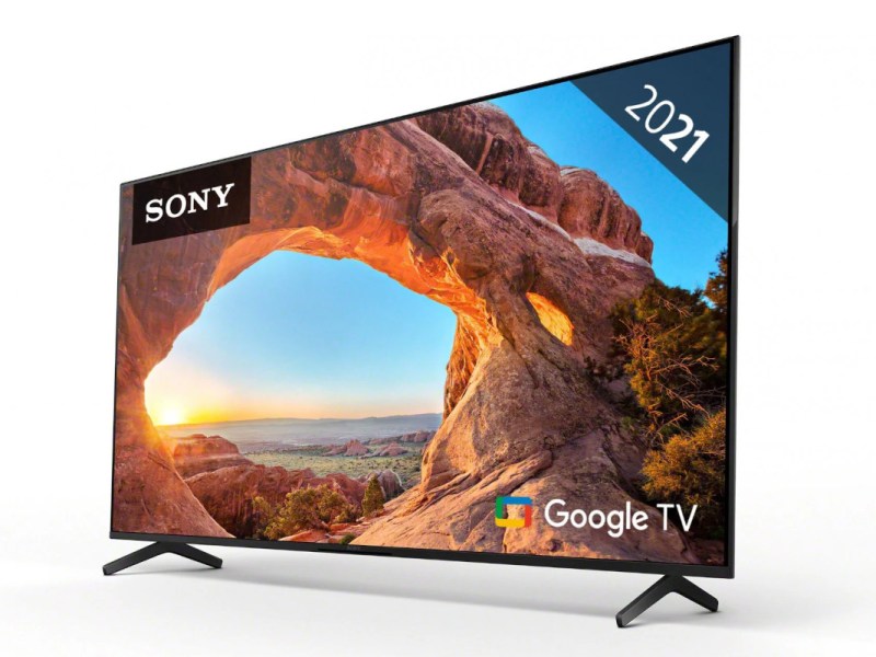 Sony X85J TV schräg von vorne zeigt Steinformation mit blauem Himmel im Hintergrund