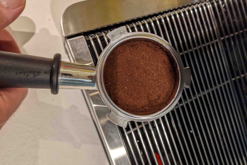 Verdichtetes Espressopulver im Siebträger