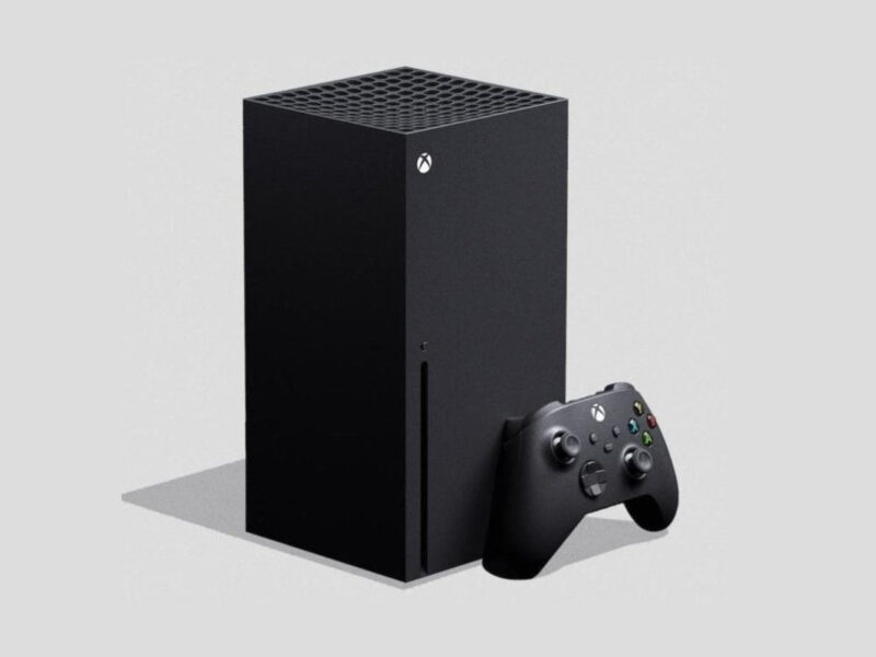 Schwarze Xbox Series X mit Controller auf Grauem Hintergrund