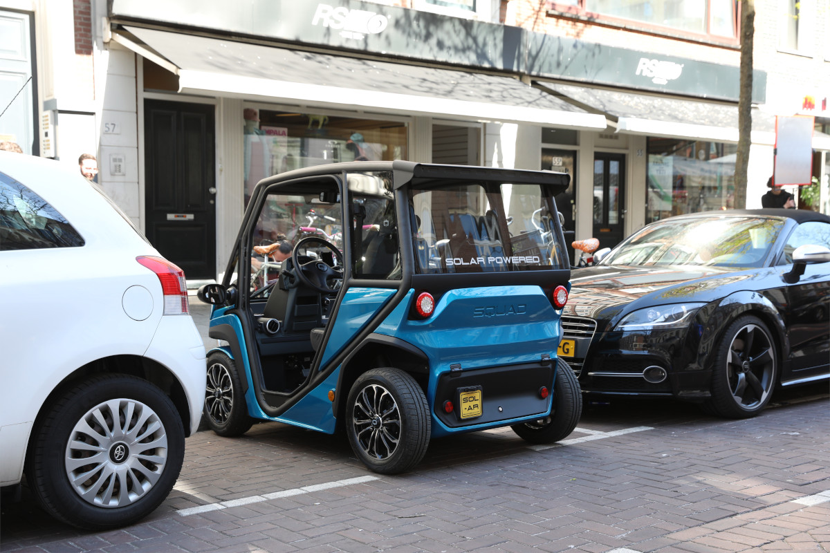 E-Auto Squad Solar City Car in Parklücke