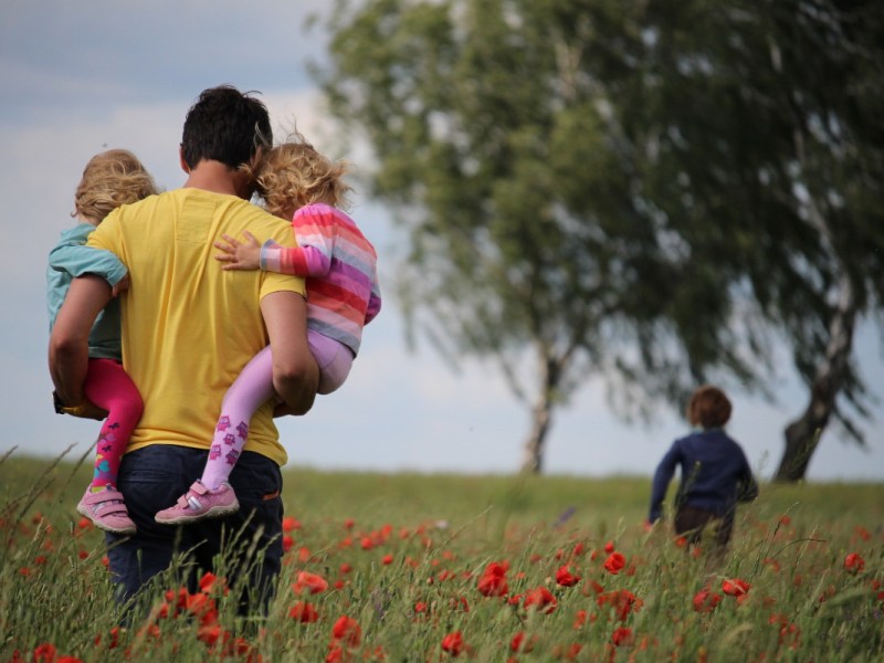 Vatertag 2022: Vater mit Kindern