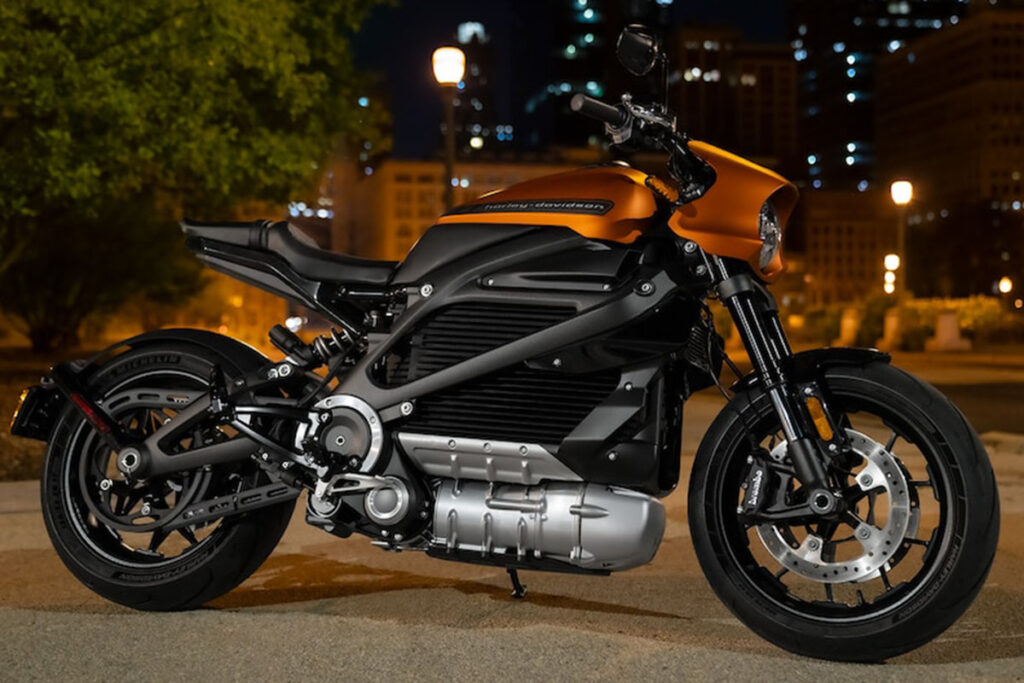 E-Motorrad von Harley-Davidson bei Nacht abgestellt auf einem Marktplatz