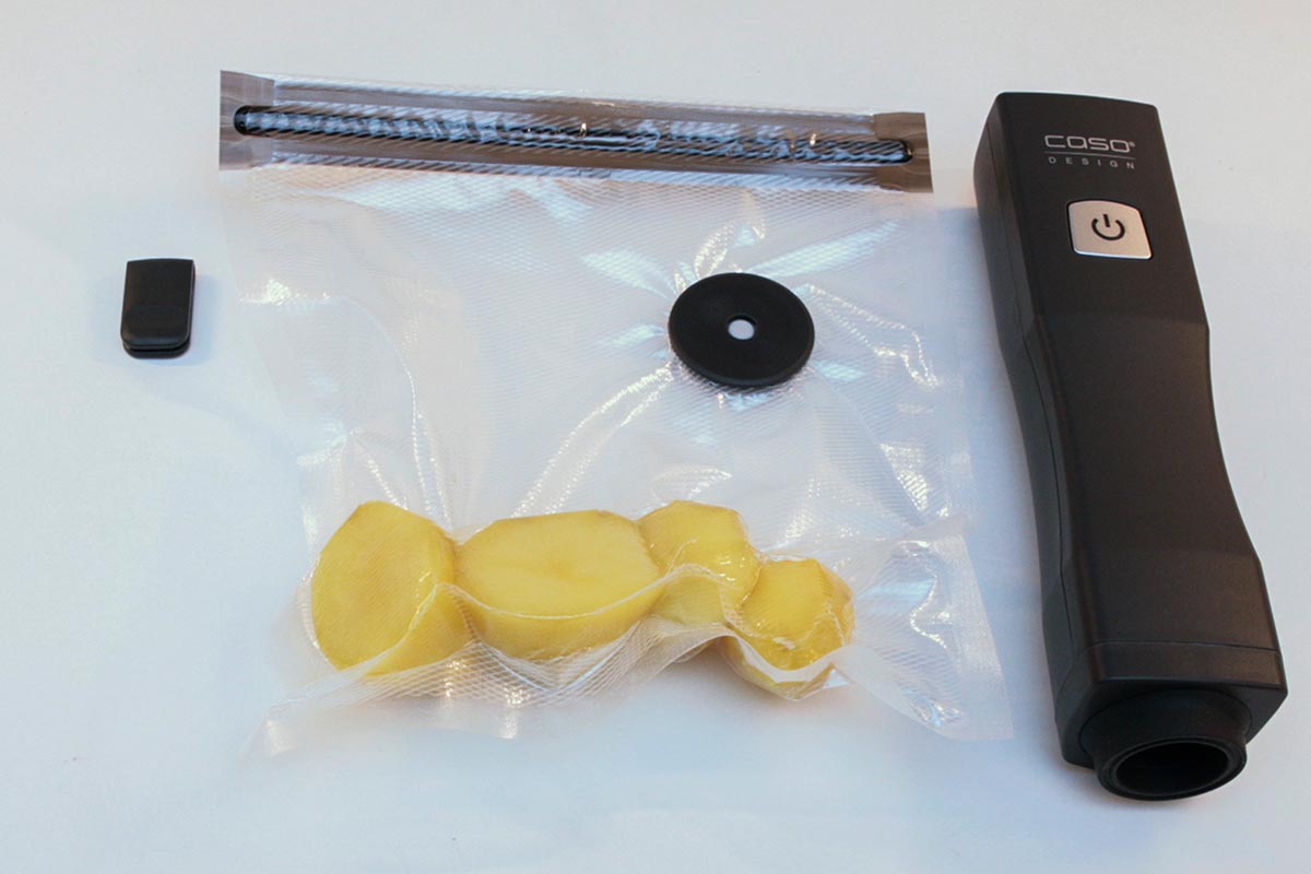 Durchsichtige Plastiktüte mit dunklem Verschluss und Kartoffeln drin und schwarzem Gerät an der Seite