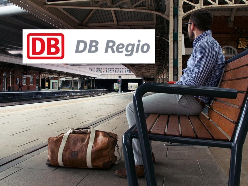 Ein Reisender wartet am Bahnsteig auf den Zug