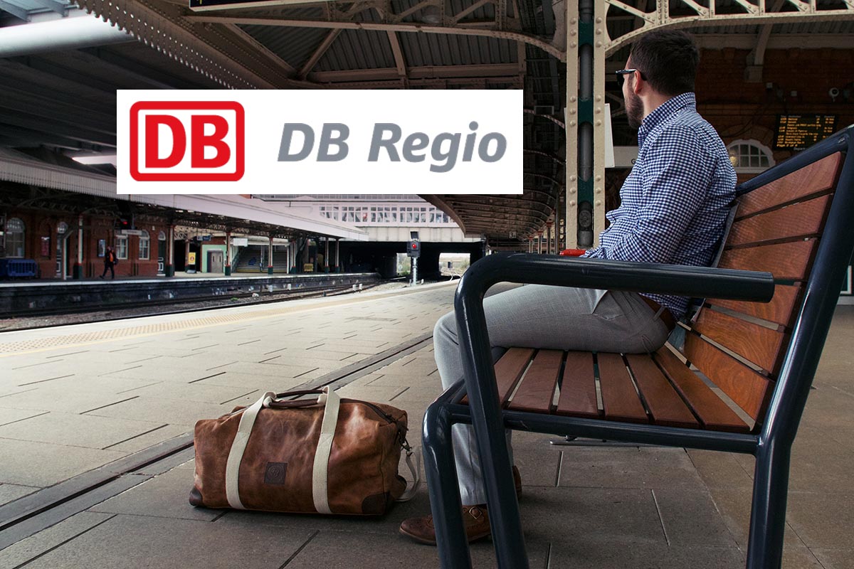 Ein Reisender wartet am Bahnsteig auf den Zug