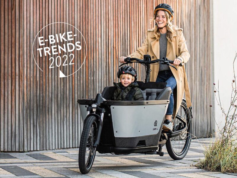 E-Bikes 2022: Lastenrad mit Mutter und Kind