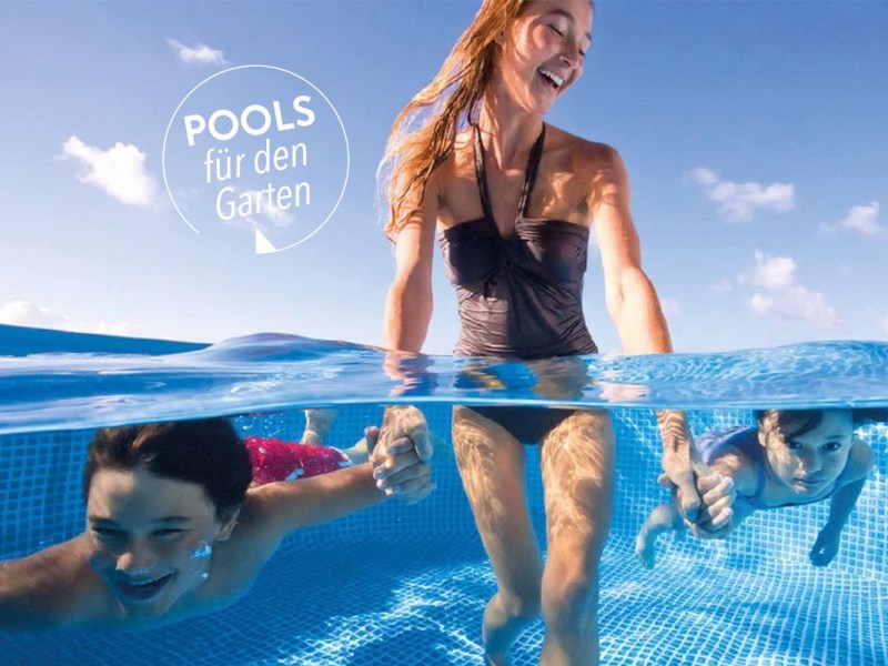 Swimming-Pool: Frau mit zwei Kindern im Pool