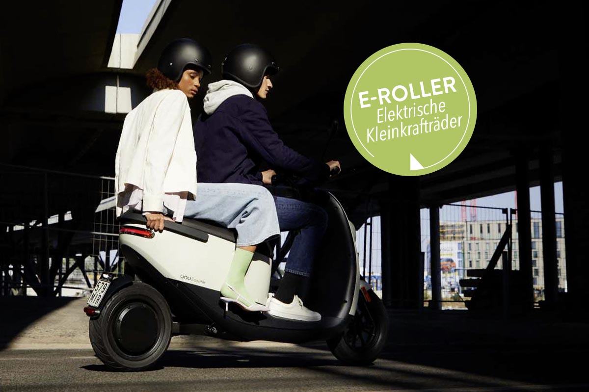 E-Roller mit zwei Personen im Stadtverkehr