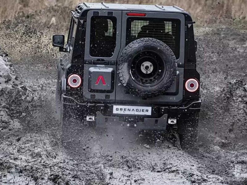 Der Offroad Geländewagen Grenadier von Ineos fährt durch Schlamm