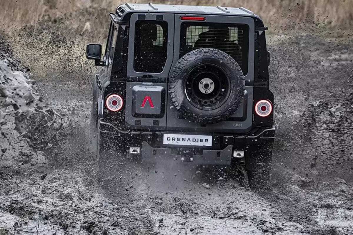 Der Offroad Geländewagen Grenadier von Ineos fährt durch Schlamm