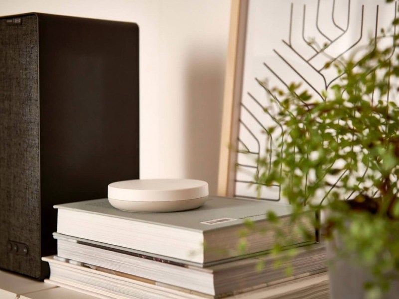 Der neue Smart Home Hub von Ikea liegt auf drei Büchern.