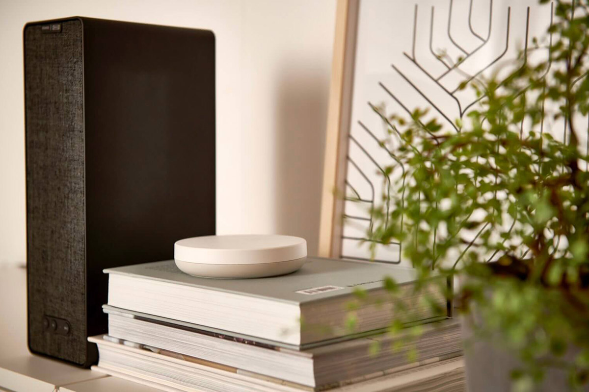 Der neue Smart Home Hub von Ikea liegt auf drei Büchern.