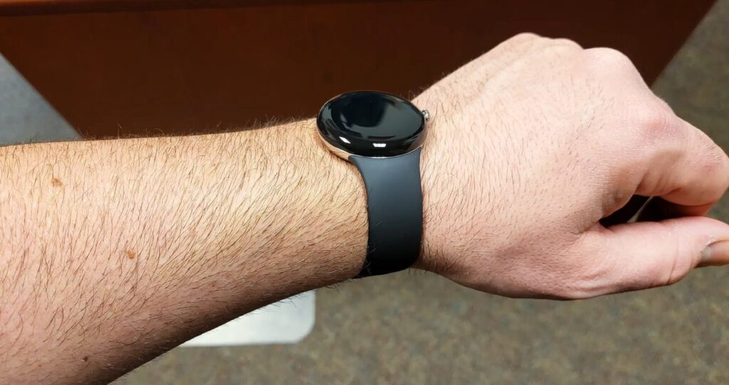 Die angeblich neue Pixel Watch von Google wird an einem Handgelenk präsentiert.